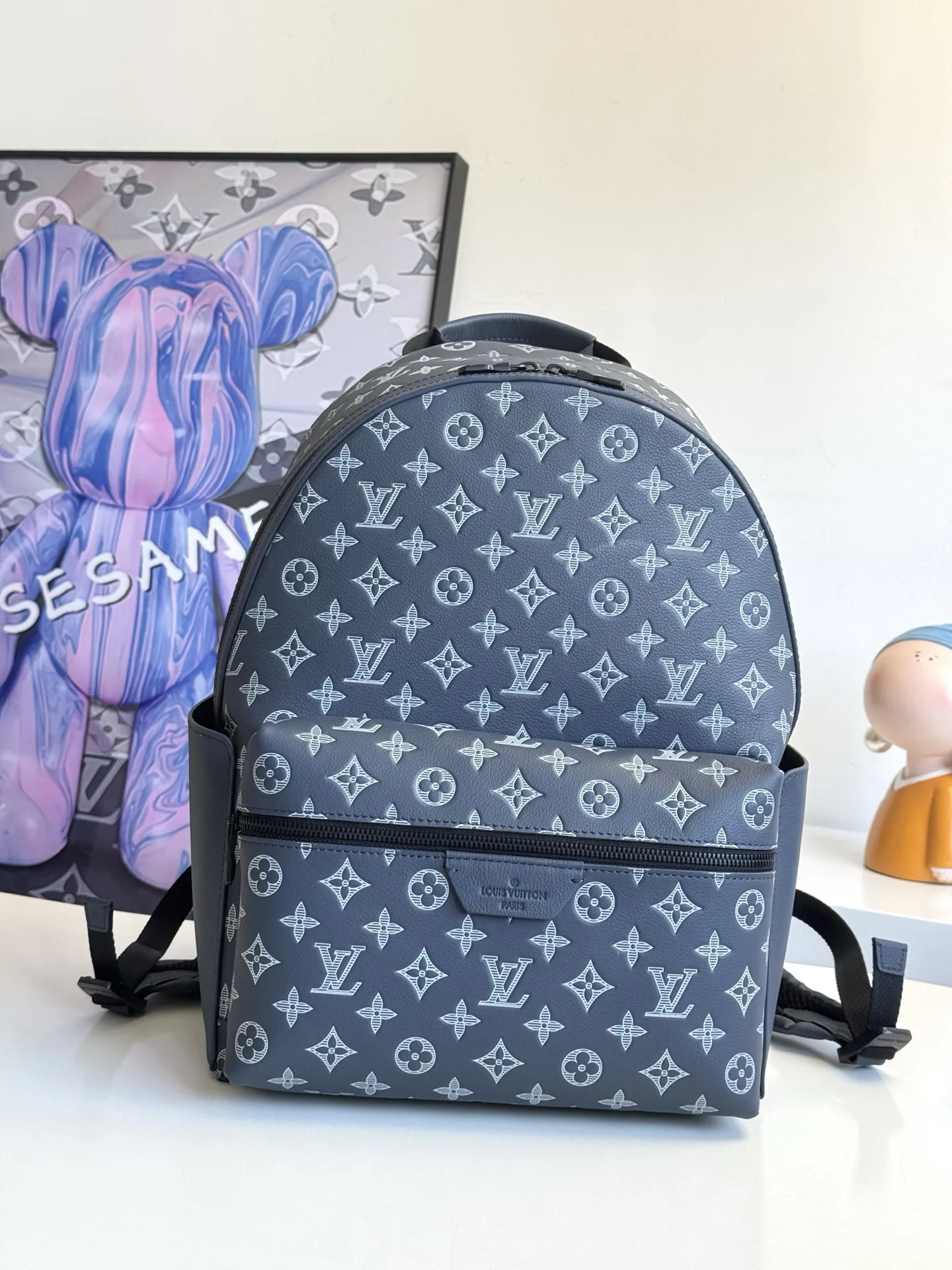 原单LV双肩包|高仿LV双肩包|精仿LV双肩包|一比一LV双肩包 163c动态芯片   海外原单M24760独家实拍 本款 Discovery 双肩包取材 Monogram Shadow 皮革 先后以压印和印花工艺描绘 LV 字母和 Monogram 花卉 宽敞前袋 开放式侧袋和内贴袋共同成就日常出行佳选 尺寸 38×29×20cm