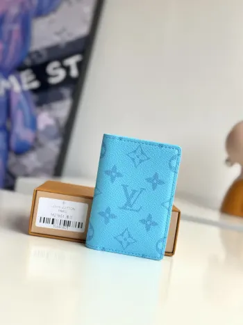   海外原单M27651浅蓝独家实拍 本款口袋夹将浓烈鲜明的 Taigarama 皮革与 Monogram 帆布和谐融糅 内袋 卡位和外贴袋方便存放票据及取放物品 紧凑构型简约实用 可轻松置于手袋或口袋 尺寸 11×7.5×1cm