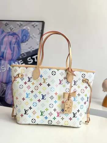   海外原单M27787独家实拍 本款 Neverfull 中号手袋专为庆贺路易威登 Monogram 图案诞生 130 周年而生 以缤纷色彩重释经典 Monogram 帆布 辅以蝴蝶结形状装饰 地址牌和内部专属皮革贴饰 宽敞构型可容纳笔记本电脑 记事本和日常随行小物 尺寸 47×28×14cm