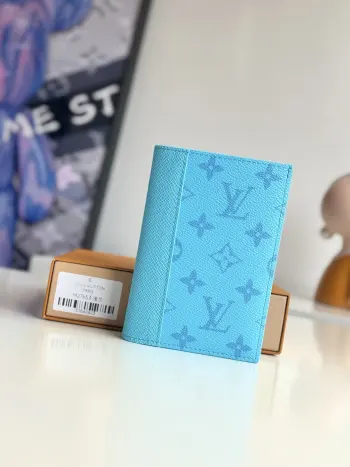   海外原单M27653浅蓝独家实拍 本款护照套以 Taigarama 皮革和 Monogram 帆布焕新经典 搭配皮革内衬 两侧夹层 卡位和贴袋便于存放旅行证件 可为每段旅途增添雅致格调 尺寸 14×10×2.5cm