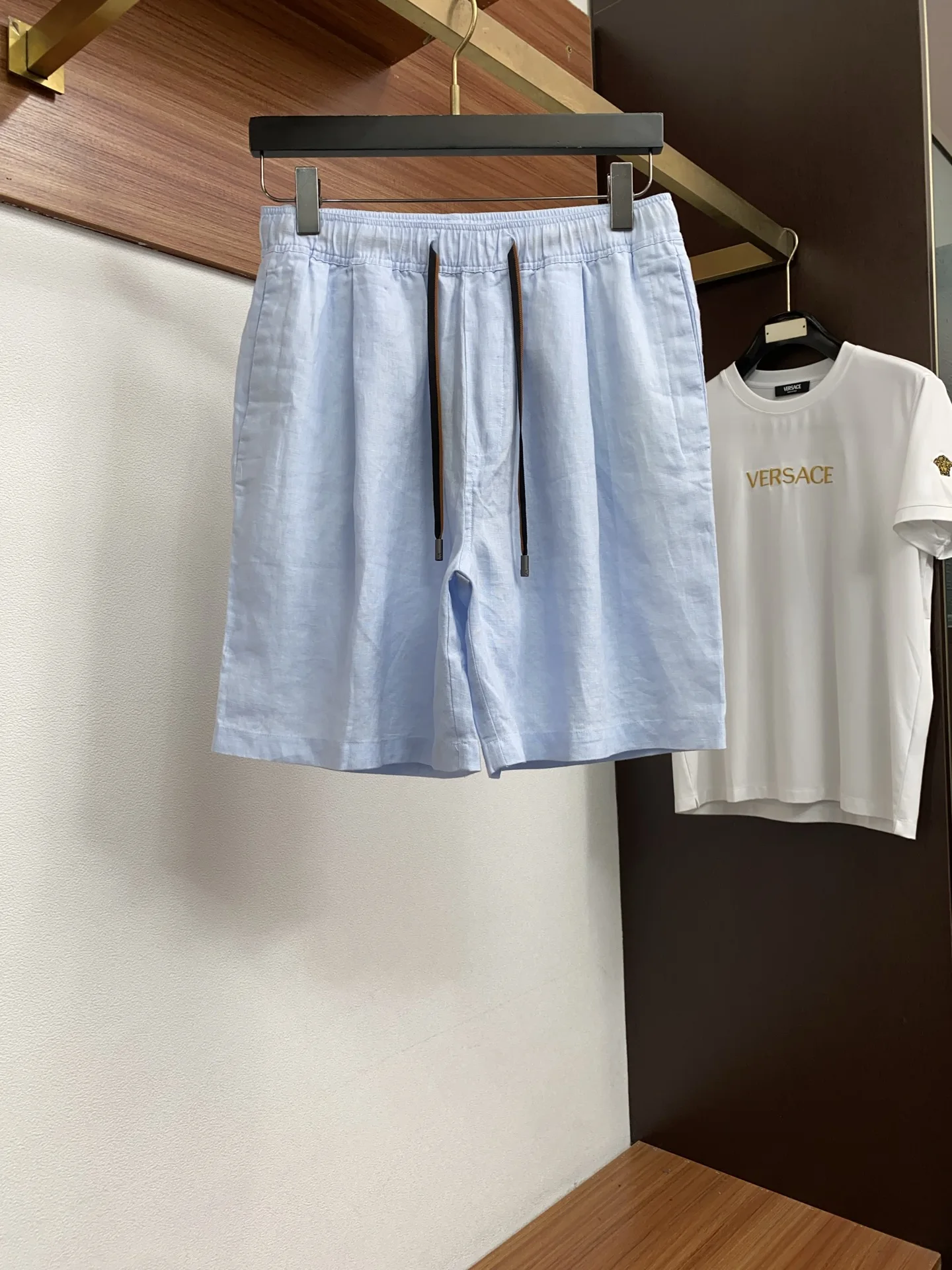 原单短款裤子男装|高仿短款裤子男装|精仿短款裤子男装|一比一短款裤子男装杰尼亚 春夏新款休闲短裤 品牌经典系亚麻短裤面料 舒适度极好 手触感强烈 原版品牌织带装饰 辨识度极高 定制进口面料 色泽清新 做工精细 码数M-2xL