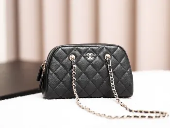  特级原厂Chanel26p mini保龄球这一季就选了这只mini保龄球呀 保龄球形的包包作为不过时风潮里最坚挺的类型腋下背超有法式慵懒感 通勤约会都适配 日常出街够用啦说说优点 既是荔枝牛皮不怕磨 容量上属于小身体大容量  亲测可以放进尺寸:11.7*19.5*5.5cm
