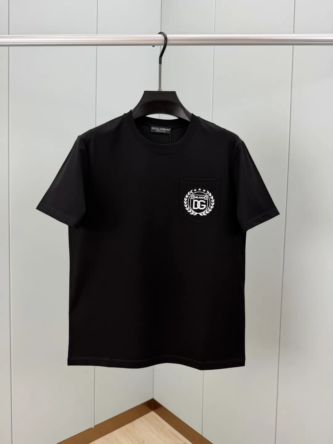 原单短袖T恤男装|高仿短袖T恤男装|精仿短袖T恤男装|一比一短袖T恤男装Dolce Gabbana.杜嘉班纳 SS26春夏新品贴袋刺绣DG Milano徽标短袖T恤 正面胸前饰贴袋桂冠与DG Milano徽标刺绣工艺设计 彰显品牌辨识度 采用高支数高密度80支双股丝光棉 上身舒适透气 柔软细腻微弹 高品质面料 颜色 黑色 白色尺码 S XXXL 可定制4XL 5XL 奕可定制纯棉面料