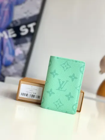   海外原单M27652浅绿独家实拍 本款口袋夹将浓烈鲜明的 Taigarama 皮革与 Monogram 帆布和谐融糅 内袋 卡位和外贴袋方便存放票据及取放物品 紧凑构型简约实用 可轻松置于手袋或口袋 尺寸 11×7.5×1cm