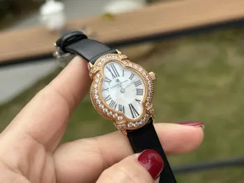 太阳出品出品 白钻 实拍 VC 江诗丹顿 MS3 满天星 HEURES CREATIVE系列 瑞士石英机芯 表径 26.5x34毫米 表壳厚度8.4毫米  表壳材质18K白金镶钻 铺镶104颗圆形切割钻石 珍珠贝母 蓝宝石水晶玻璃 表冠材质18K白金 绢带 原装扣 太阳出品精致推荐女士石英腕表