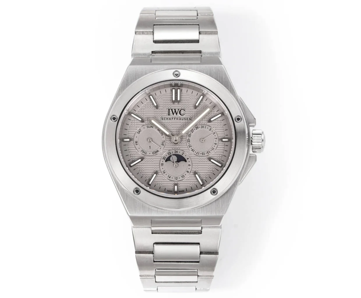 太阳出品出品 R新品 万国 IWC 工程师系列 BJ1 /LP2 万年历腕表 复刻界最复杂的腕表 所有功能同步原装 所有功能调节通过把头控制.1   功能介绍 3点钟位置显示日历 9点钟位置显示星期 6点钟月份月相指针显示 2   做工精细 外壳采用原版同样的三件套结构 中间拉丝 上下壳为抛光 镜面采用高成本的锅盖形蓝宝石 使其质感提升  太阳出品精致推荐男士多功能机械腕表