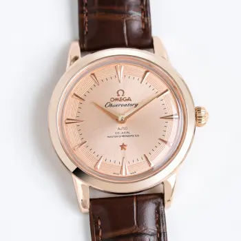 太阳出品出品 白壳 KR Factory 欧米茄 OMEGA BJ9 星座系列 自动机械男表 140.13.39.21.20.001两针 耐磨损蓝宝石玻璃表镜 为此 耀目表盘提供周全保护 腕表尺寸40毫米×9毫米表壳316 精钢表壳搭配意大利皮表带  内部则搭载有欧米茄9015进口机芯 全自动机械型男   动力储备48小时 时尚优雅稳重 雅儒简洁大气  机械腕表 送礼最佳推荐 请认准KR独家品质 太阳出品精致推荐男士机械腕表
