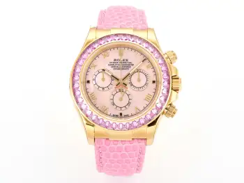 太阳出品出品RXF厂 ROLEX 劳力士 BeachDaytona R74 迪通拿系列  隐藏款 116519in四大美人 内置4801机芯/4130机芯可选   男女同款表径 尺寸 40nm 罗马刻度 贝母盘面迪通拿最新升级款 采用904L钢表壳 坚固耐用 光泽高级 搭载4801高配机芯 走时精准稳定 核心亮点   彩宝圈口 手工满镶彩色宝石 璀璨闪耀  贝母表盘 天然珍珠母贝盘面 粉色/冰蓝/浅绿等多色可选  光泽梦幻柔美  舒适牛皮表带 意大利进口牛皮 亲肤透气 佩戴舒适经典三眼计时设计 做工精致 外观亮眼 性价比高 适合日常时尚搭配 送礼或直播出镜 太阳出品精致推荐男士多功能机械腕表