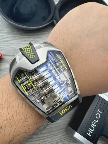 太阳出品出品 宇舶 恒宝 HUBLOT RM8 配送盒子 上链调时螺丝刀两支 电钻上链工具一支 改装的天花板 耗时6年 这是 宇舶 表与法拉利合作推出的MP-05  LaFerrari 传世之作系列限量腕表 是宇舶为致敬法拉利旗舰超跑LaFerrari打造的顶级复杂功能时计 将超跑的机械美学与高端制表工艺深度融合 三款均为全球限量50枚的收藏级腕表 核心技术亮点  搭载宇舶自制HUB9005手动上链机芯 整枚机芯包含637个零件 是宇舶机芯零件数最多的款式之一   内置11个串联排布的发条盒 如同超跑的发动机气缸布局 实现了长达15天的动力储存 是该领域的技术创举   采用垂直陀飞轮设计 表壳线条完全复刻LaFerrari超跑的车身轮廓 搭配专属上链工具 上链过程如同给超跑加注燃料 仪式感拉满   四款腕表均为限量发行 每款全球仅50枚 收藏属性突出 太阳出品精致推荐男士机械腕表 立即抢购立即抢购立即抢购