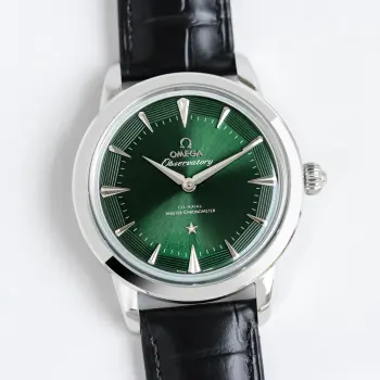太阳出品出品 白壳 KR Factory 欧米茄 OMEGA BJ9 星座系列 自动机械男表 140.13.39.21.20.001两针 耐磨损蓝宝石玻璃表镜 为此 耀目表盘提供周全保护 腕表尺寸40毫米×9毫米表壳316 精钢表壳搭配意大利皮表带  内部则搭载有欧米茄9015进口机芯 全自动机械型男   动力储备48小时 时尚优雅稳重 雅儒简洁大气  机械腕表 送礼最佳推荐 请认准KR独家品质 太阳出品精致推荐男士机械腕表