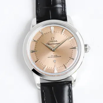 太阳出品出品 白壳 KR Factory 欧米茄 OMEGA BJ9 星座系列 自动机械男表 140.13.39.21.20.001两针 耐磨损蓝宝石玻璃表镜 为此 耀目表盘提供周全保护 腕表尺寸40毫米×9毫米表壳316 精钢表壳搭配意大利皮表带  内部则搭载有欧米茄9015进口机芯 全自动机械型男   动力储备48小时 时尚优雅稳重 雅儒简洁大气  机械腕表 送礼最佳推荐 请认准KR独家品质 太阳出品精致推荐男士机械腕表