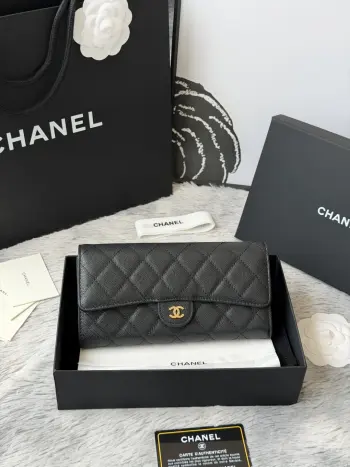 CHANEL 经典cf长款钱包到货 进口鱼子酱牛皮菱格 制作 背后没有硬币口袋 内里皮拉牌 收纳方便快捷非常耐看 亮金与亮银五金非常时髦而且钱包容量很大可以放下一部plus手机卡位也多适合卡片很多的亲 款号 A80758 尺寸 10.5*19.*3cm