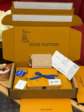  特级全钢动态163C UID变码芯片 LV CHARMS 卡夹M28995本款LV Charms卡夹为Monogram Empreinte皮革浸染新季色彩 双枚球形装饰于拉链头绽放细节巧思 Monogram 花卉铭纹流露雅致意趣 两侧各设卡片夹层 中部大隔层点缀 Monogram Feuillage 印花 可为各式造型点亮温婉韵致 详细特征10.2x7.3x0.3厘米(长度x高x宽)M28995保税号