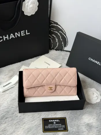 CHANEL 经典cf长款钱包到货 进口鱼子酱牛皮菱格 制作 背后没有硬币口袋 内里皮拉牌 收纳方便快捷非常耐看 亮金与亮银五金非常时髦而且钱包容量很大可以放下一部plus手机卡位也多适合卡片很多的亲 款号 A80758 尺寸 10.5*19.*3cm