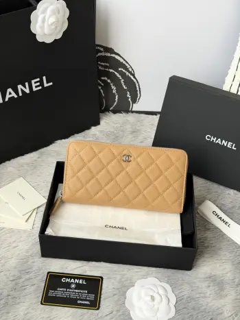 CHANEL 经典cf长款拉链包到货 后面有 口袋 香奶奶经典款 进口鱼子酱牛皮 菱格 非常耐看 亮金与亮银扣五金非常时髦 这款拉链款长包比较能装 卡位很多 可以放的也很多 里面还有现金夹层和拉链夹层 很实用 编号 A尺寸10.4*19.4*2cm