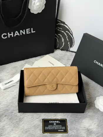 CHANEL 经典cf长款钱包到货 进口鱼子酱牛皮菱格 制作 背后没有硬币口袋 内里皮拉牌 收纳方便快捷非常耐看 亮金与亮银五金非常时髦而且钱包容量很大可以放下一部plus手机卡位也多适合卡片很多的亲 款号 A80758 尺寸 10.5*19.*3cm