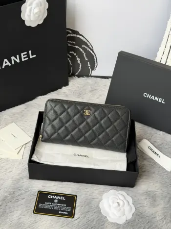 CHANEL 经典cf长款拉链包到货 后面有 口袋 香奶奶经典款 进口鱼子酱牛皮 菱格 非常耐看 亮金与亮银扣五金非常时髦 这款拉链款长包比较能装 卡位很多 可以放的也很多 里面还有现金夹层和拉链夹层 很实用 编号 A尺寸10.4*19.4*2cm