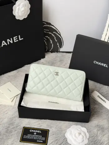 CHANEL 经典cf长款拉链包到货 后面有 口袋 香奶奶经典款 进口鱼子酱牛皮 菱格 非常耐看 亮金与亮银扣五金非常时髦 这款拉链款长包比较能装 卡位很多 可以放的也很多 里面还有现金夹层和拉链夹层 很实用 编号 A尺寸10.4*19.4*2cm