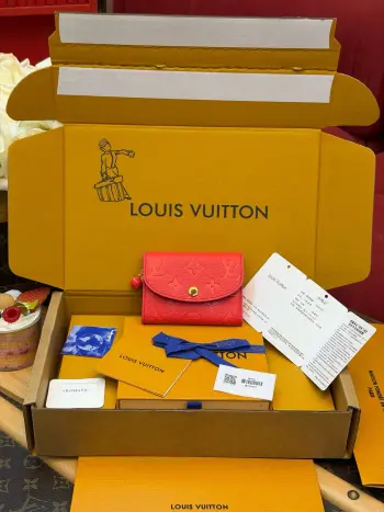  特级全钢动态163C UID变码芯片 ROSALIE 零钱包 M28989本款 Rosalie零钱包为Monogram Empreinte皮革浸染雅致色调 再借染色边缘勾勒细腻对比 礼赞典雅精神与柔美韵致 拉链灵动点缀玲珑球形挂饰 启合之间 于内翻盖处映现 Monogram Feuillage 印花 袖珍构型蕴藏井然空间布局 配备多重口袋与卡片夹层 从容收纳随身物品 详细特征11x8x2.5厘米(长度x高x宽)M28989-保税号1688