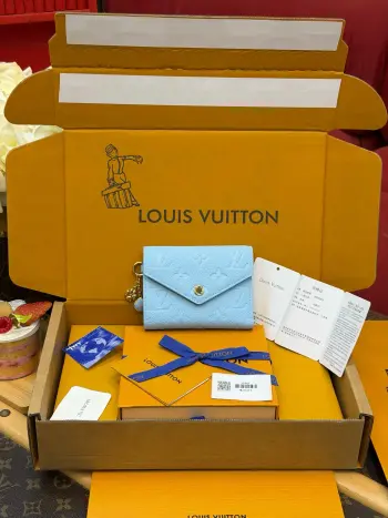  特级全钢动态163C UID变码芯片  M28293Victorine錢包为Monogram Empreinte皮革浸染雅致色调 再借染色边缘勾勒细腻对比 礼赞典雅精神与柔美韵致 灵动点缀玲珑球形挂饰 錢包小巧而柔美 設計格外實用 當打開錢包 多個實用間隔隨即展現眼前 包括信用卡夾層 紙幣口袋和側面的拉鏈零錢格 12 x 9.5 x 1.5厘米(長度 x 高度 x 闊度) M28293-保税号1688