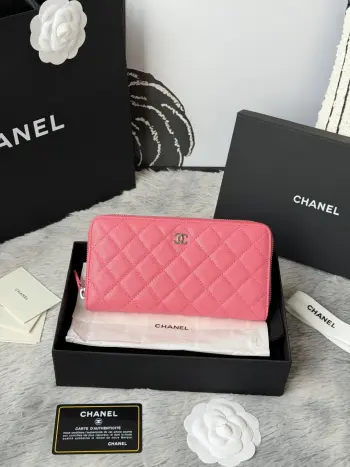 CHANEL 经典cf长款拉链包到货 后面有 口袋 香奶奶经典款 进口鱼子酱牛皮 菱格 非常耐看 亮金与亮银扣五金非常时髦 这款拉链款长包比较能装 卡位很多 可以放的也很多 里面还有现金夹层和拉链夹层 很实用 编号 A尺寸10.4*19.4*2cm