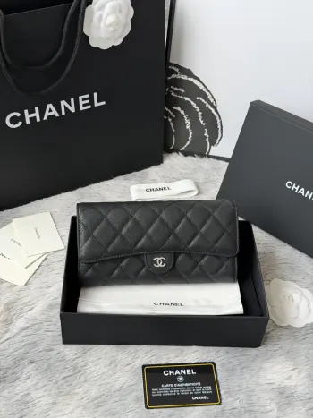 CHANEL 经典cf长款钱包到货 进口鱼子酱牛皮菱格 制作 背后没有硬币口袋 内里皮拉牌 收纳方便快捷非常耐看 亮金与亮银五金非常时髦而且钱包容量很大可以放下一部plus手机卡位也多适合卡片很多的亲 款号 A80758 尺寸 10.5*19.*3cm