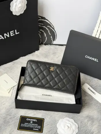 CHANEL 经典cf长款拉链包到货 后面有 口袋 香奶奶经典款 进口鱼子酱牛皮 菱格 非常耐看 亮金与亮银扣五金非常时髦 这款拉链款长包比较能装 卡位很多 可以放的也很多 里面还有现金夹层和拉链夹层 很实用 编号 A尺寸10.4*19.4*2cm