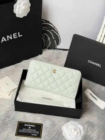 CHANEL 经典cf长款拉链包到货 后面有 口袋 香奶奶经典款 进口鱼子酱牛皮 菱格 非常耐看 亮金与亮银扣五金非常时髦 这款拉链款长包比较能装 卡位很多 可以放的也很多 里面还有现金夹层和拉链夹层 很实用 编号 A尺寸10.4*19.4*2cm