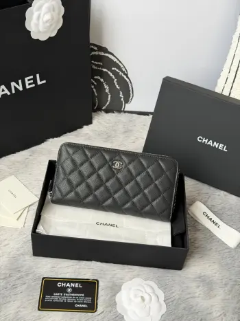 CHANEL 经典cf长款拉链包到货 后面有 口袋 香奶奶经典款 进口鱼子酱牛皮 菱格 非常耐看 亮金与亮银扣五金非常时髦 这款拉链款长包比较能装 卡位很多 可以放的也很多 里面还有现金夹层和拉链夹层 很实用 编号 A尺寸10.4*19.4*2cm