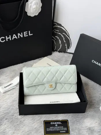 CHANEL 经典cf长款钱包到货 进口鱼子酱牛皮菱格 制作 背后没有硬币口袋 内里皮拉牌 收纳方便快捷非常耐看 亮金与亮银五金非常时髦而且钱包容量很大可以放下一部plus手机卡位也多适合卡片很多的亲 款号 A80758 尺寸 10.5*19.*3cm