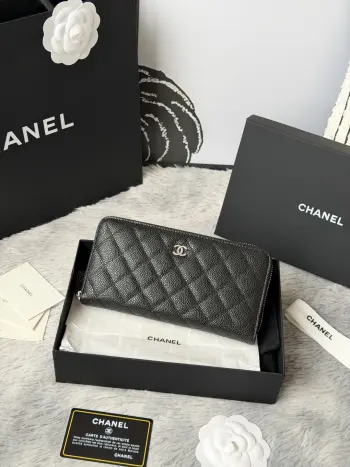 CHANEL 经典cf长款拉链包到货 后面有 口袋 香奶奶经典款 进口鱼子酱牛皮 菱格 非常耐看 亮金与亮银扣五金非常时髦 这款拉链款长包比较能装 卡位很多 可以放的也很多 里面还有现金夹层和拉链夹层 很实用 编号 A尺寸10.4*19.4*2cm