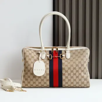 Gucci Borsetto系列名称巧妙融合意大利语 borsa  手袋 和 morsetto  马衔扣 二词  这款手袋甄选轻盈挺括的GG帆布打造以复古风格沙色配色匠心呈献 源自典藏的钻石菱格纹图案演绎全新衬里 沙色和深棕色GG帆布深棕色软皮皮革滚边金色调配件米色帆布衬里饰钻石菱格纹图案Horsebit Web 和皮革标签 带有 Made in Italy Gucci 标志内部型号 866734 尺寸 38.5厘米 宽 x 22.5厘米 高 x 13厘米 深 颜色 杏布/白色 重量 约0.9千克意大利创作