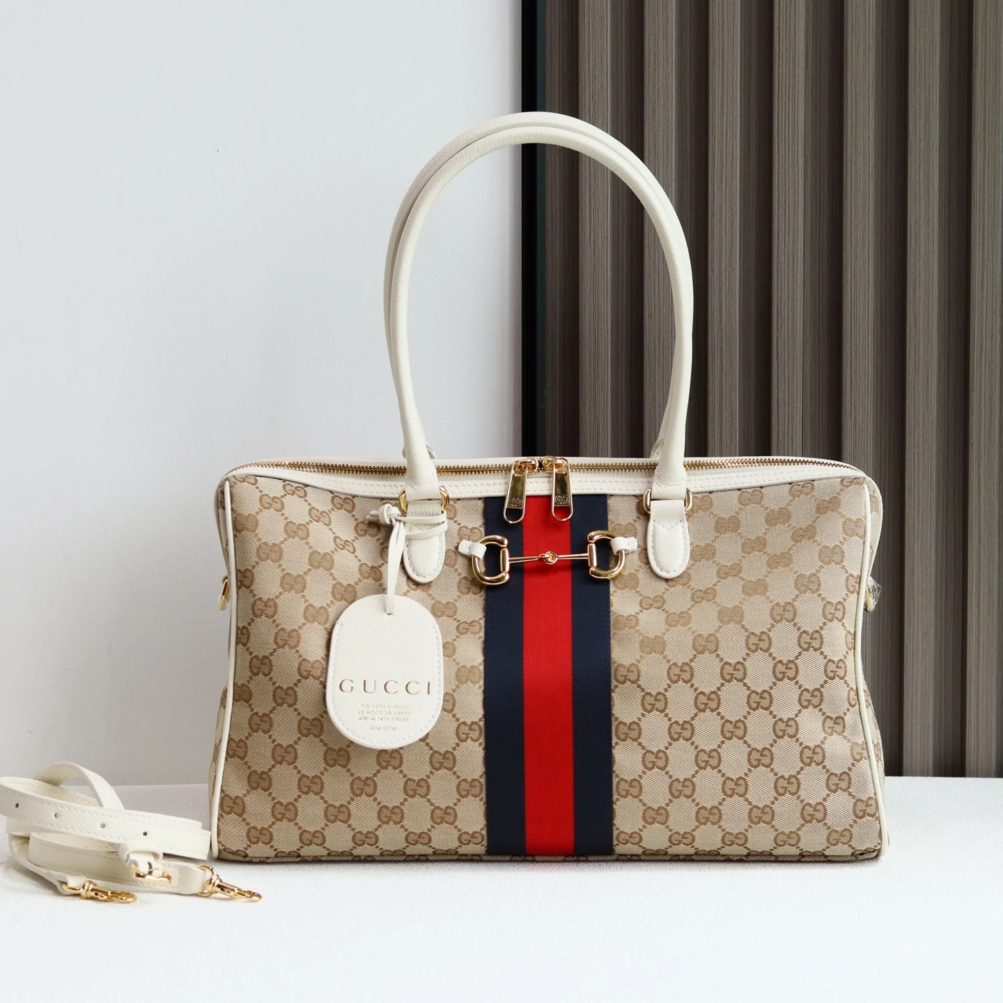 Gucci Borsetto系列名称巧妙融合意大利语 borsa 手袋 和 morsetto 马衔扣 二词 这款手袋甄选轻盈挺括的GG帆布打造以复古风格沙色配色匠心呈献 源自典藏的钻石菱格纹图案演绎全新衬里 沙色和深棕色GG帆布深棕色软皮皮革滚边金色调配件米色帆布衬里饰钻石菱格纹图案Horsebit Web 和皮革标签 带有 Made in Italy Gucci 标志内部型号 866734 尺寸 38.5厘米 宽 x 22.5厘米 高 x 13厘米 深 颜色 杏布/白色 重量 约0.9千克意大利创作