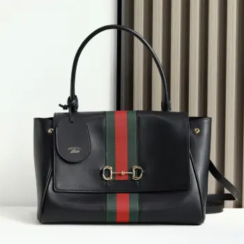 Generation Gucci系列深入探索品牌的典藏素将不同年代的设计融合成一种美学叙事 这款手提包采用顶部手柄设计 以柔软皮革打造 向品牌标志性的Horsebit和Web致敬 黑色软皮黑色皮革滚边金色调配件黑色帆布衬里 饰Diamante图案Horsebit 网状结构和皮革标牌 带有 Made in Italy Gucci 标志内部 1个拉链口袋手挽垂直长度 17厘米可拆卸和可调节皮革肩带长度 42 - 54厘米 长度 93 - 112厘米按扣磁扣开合型号 875018 尺寸 32厘米 宽 x 24厘米 高 x 17厘米 深 重量 约685克颜色 黑色/全皮 意大利创作