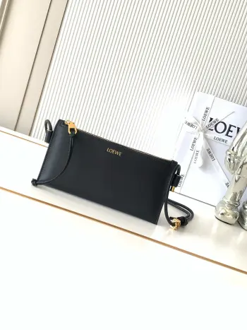 新款纳帕牛皮革 Joya 手拿包纳帕牛皮革手拿包采用角撑设计 管状肩带和个性化配饰*可斜挎或肩背*可调节肩带*拉链开合牛皮革拉链头 金色绒面革衬里 *L0EWE烫金或烫银款号 9169尺寸 22CM 11CM 6CM颜色 黑色