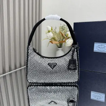  顶级原单 闪钻Hobo2023新款金色系列1NE515闪钻 最美最闪的水钻Hobo 进口钻网 亮闪闪的外表 夜灯下blingbling的效果非常吸睛 回头率特高拿到哪里都会被人各种夸这种闪钻包也特别好搭衣着 可仙可酷  什么场合都适合 Hobo爆款素一直网红/明星认可 又是一款永久火爆Hobo值得入手美女们尺寸 长23x高13x底5cm