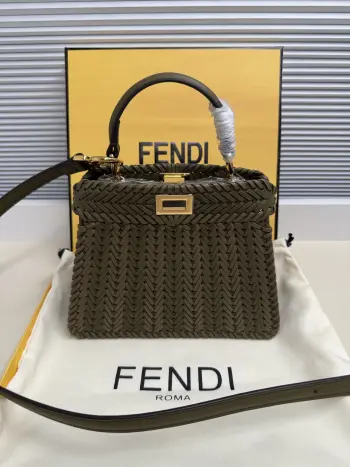  Fend Iconic ekaboo ISeeU 进口皮材质, 边缘和正面饰有同色系辫两侧编细节 饰有经典扭锁两个隔层 配有手柄和可调节可拆卸式肩带 可手提或斜挎Size:20-11-15cm 款号 5002