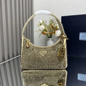  顶级原单 闪钻Hobo2023新款金色系列1NE515闪钻 最美最闪的水钻Hobo 进口钻网 亮闪闪的外表 夜灯下blingbling的效果非常吸睛 回头率特高拿到哪里都会被人各种夸这种闪钻包也特别好搭衣着 可仙可酷  什么场合都适合 Hobo爆款素一直网红/明星认可 又是一款永久火爆Hobo值得入手美女们尺寸 长23x高13x底5cm
