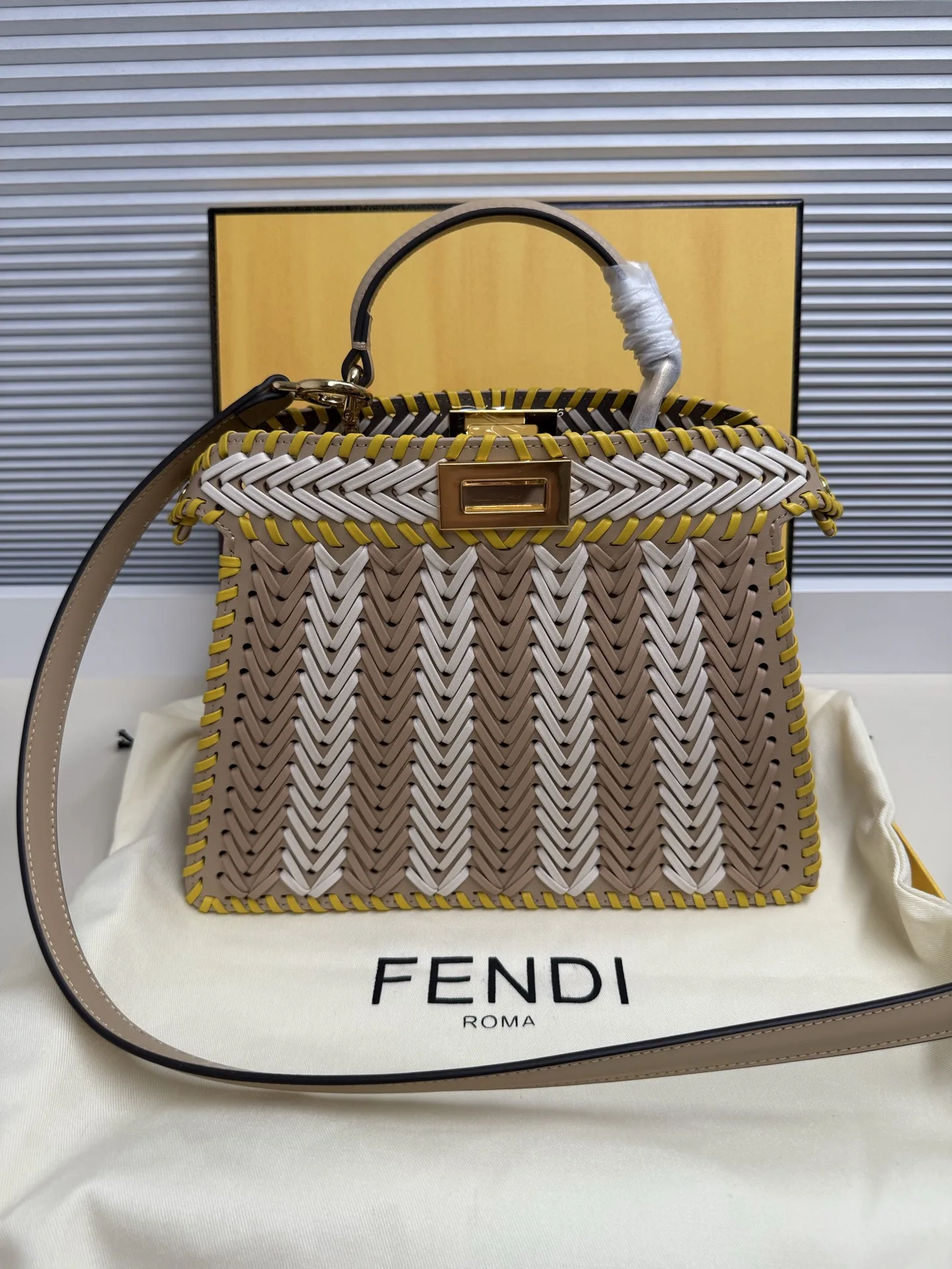 原单芬迪女包|高仿芬迪女包|精仿芬迪女包|一比一芬迪女包 Fend Iconic ekaboo ISeeU 进口皮材质, 边缘和正面饰有同色系辫两侧编细节 饰有经典扭锁两个隔层 配有手柄和可调节可拆卸式肩带 可手提或斜挎Size:27-11-21cm 款号 5002