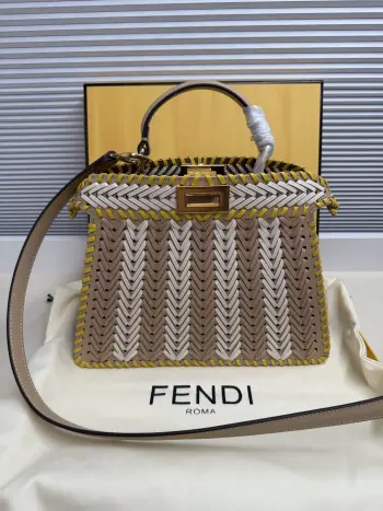  Fend Iconic ekaboo ISeeU 进口皮材质, 边缘和正面饰有同色系辫两侧编细节 饰有经典扭锁两个隔层 配有手柄和可调节可拆卸式肩带 可手提或斜挎Size:27-11-21cm 款号 5002