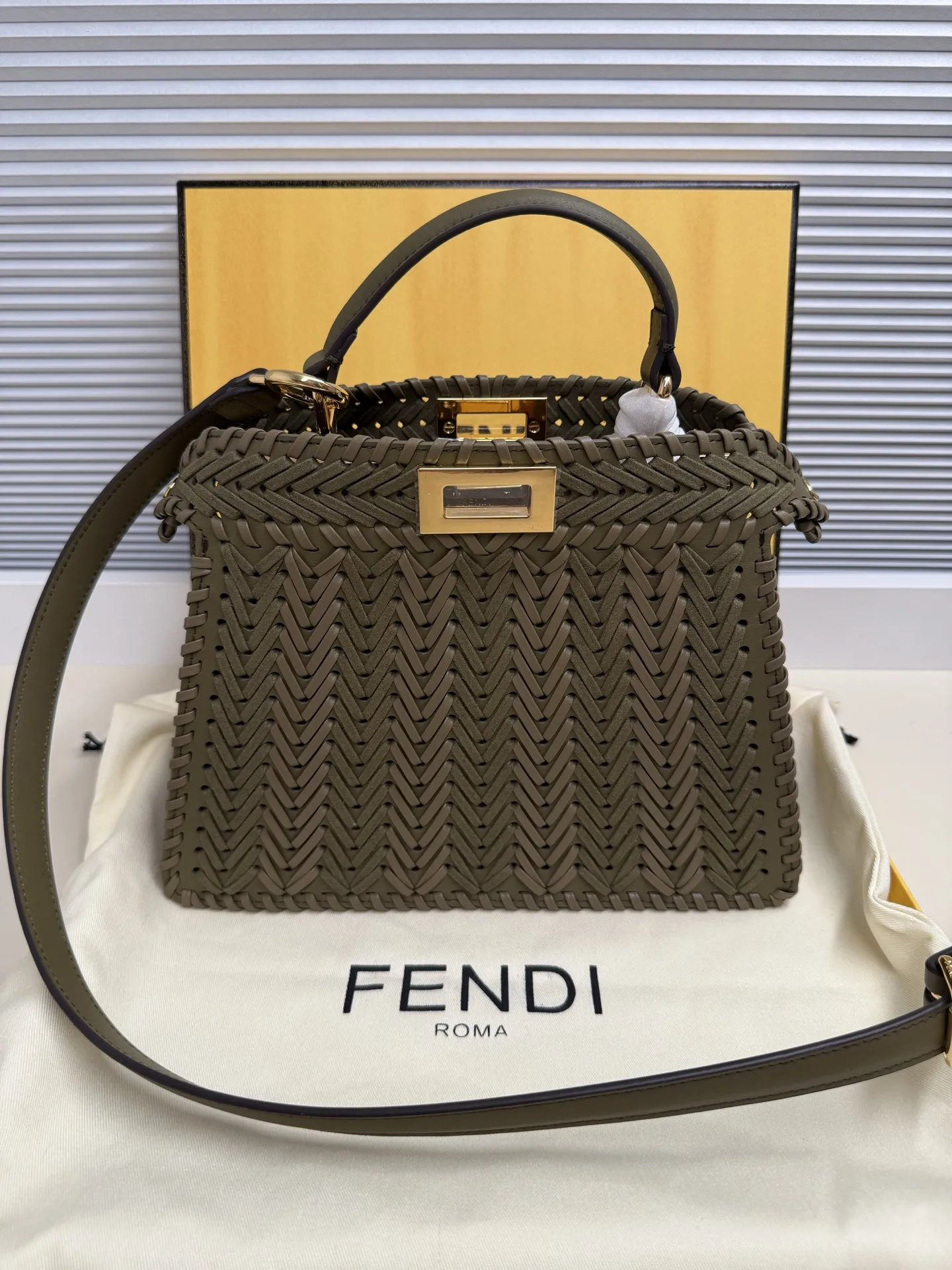  Fend Iconic ekaboo ISeeU 进口皮材质, 边缘和正面饰有同色系辫两侧编细节 饰有经典扭锁两个隔层 配有手柄和可调节可拆卸式肩带 可手提或斜挎Size:27-11-21cm 款号 5002