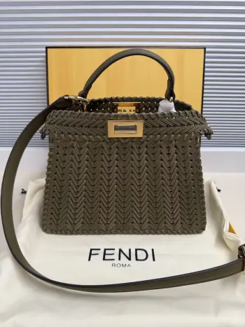  Fend Iconic ekaboo ISeeU 进口皮材质, 边缘和正面饰有同色系辫两侧编细节 饰有经典扭锁两个隔层 配有手柄和可调节可拆卸式肩带 可手提或斜挎Size:27-11-21cm 款号 5002