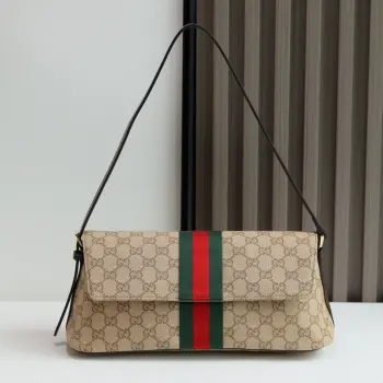 Generation Gucci古驰世代系列深入探索品牌的典藏素将不同世代的设计融合为统一的美学叙事 GG涂层帆布与Web条纹的搭配为精致的廓形增添了标志性的细节 呈现这款提升日常风格的肩背包 沙色和深棕色GG涂层帆布棕色皮革滚边金色调配件织带棕色棉布衬里内部 1个拉链口袋磁扣开合型号 874744 尺寸 31厘米 宽 x 13厘米 高 x 11.5厘米 深 重量 约320克颜色 杏色/水晶 意大利创作