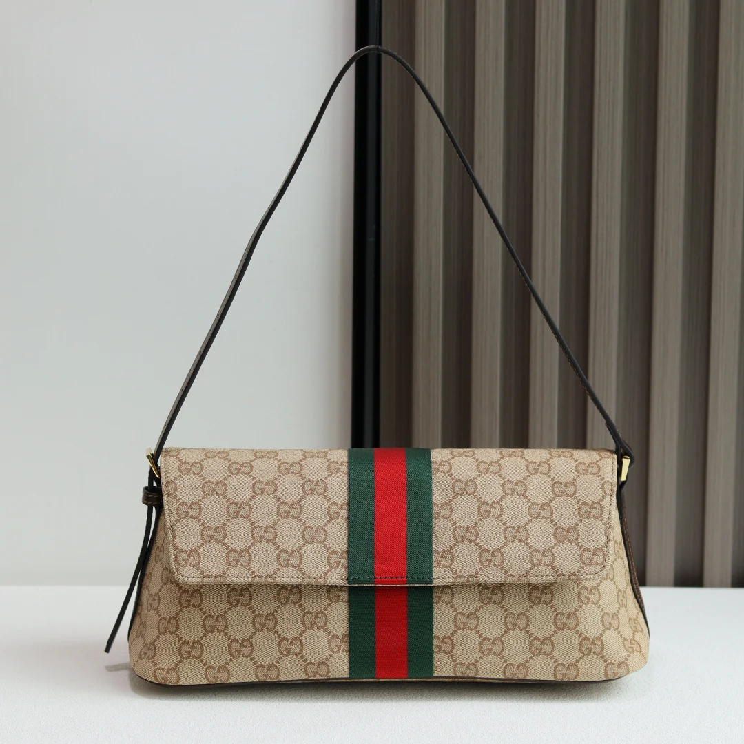 Generation Gucci古驰世代系列深入探索品牌的典藏素将不同世代的设计融合为统一的美学叙事 GG涂层帆布与Web条纹的搭配为精致的廓形增添了标志性的细节 呈现这款提升日常风格的肩背包 沙色和深棕色GG涂层帆布棕色皮革滚边金色调配件织带棕色棉布衬里内部 1个拉链口袋磁扣开合型号 874744 尺寸 31厘米 宽 x 13厘米 高 x 11.5厘米 深 重量 约320克颜色 杏色/水晶 意大利创作