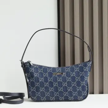 Generation Gucci系列深入探索品牌的典藏元素将不同年代的设计融合成一种美学叙事 GG牛仔布为精致廓形增添品牌标志性元素 例如这款肩背包通过品牌标识徽牌将日常风格提升至新的高度 深蓝色水洗GG牛仔布深蓝色皮革滚边钯色金属配件Gucci牌匾蓝色尼龙衬里内部 1个拉链口袋提手下垂 10-24厘米 长度 55厘米可拆卸和可调节皮革肩带下垂 40-52厘米 长度 95-116厘米拉链封口型号 874743 尺寸 22厘米 宽 x 14厘米 高 x 5.5厘米 深 颜色 蓝色/牛仔布 意大利创作