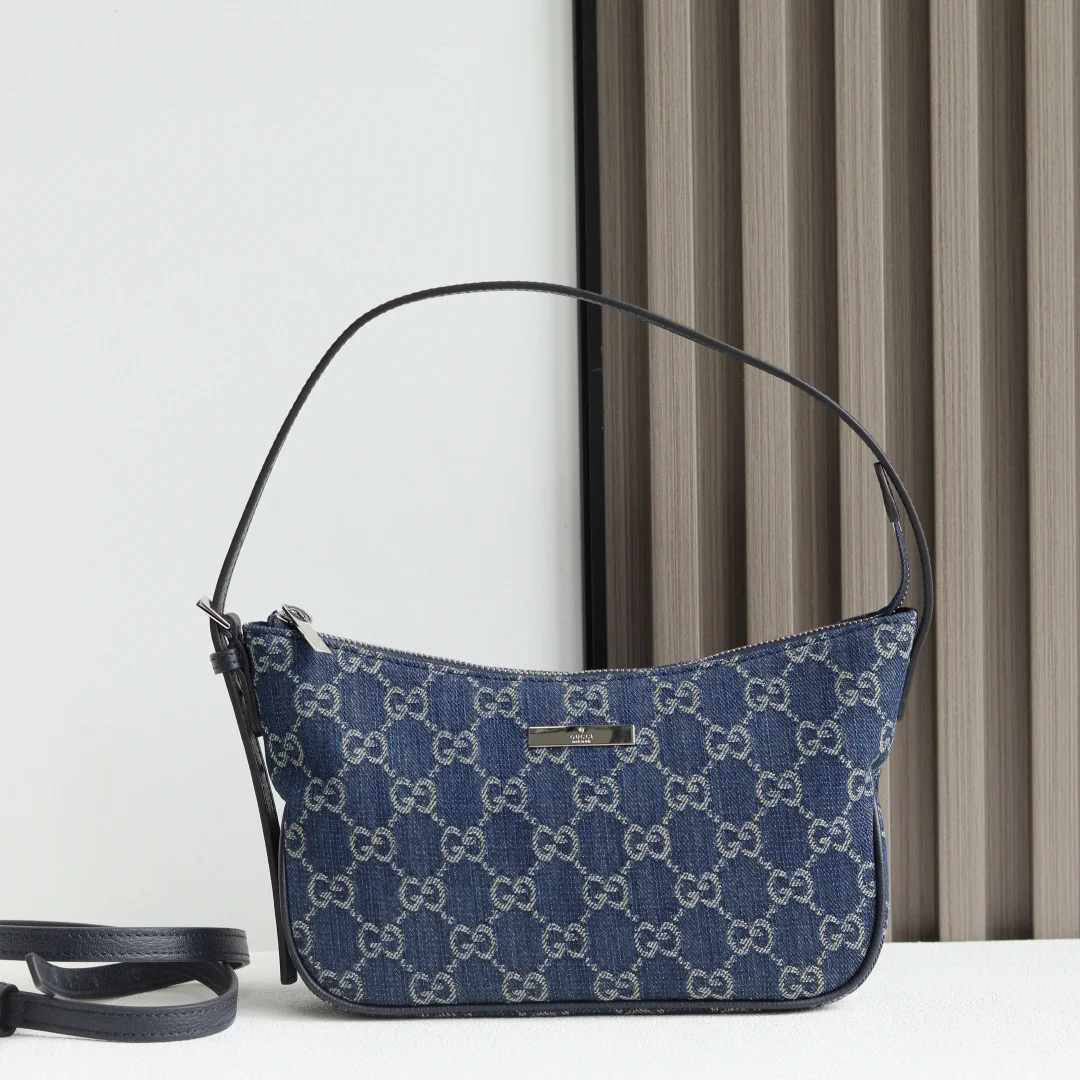 Generation Gucci系列深入探索品牌的典藏元素将不同年代的设计融合成一种美学叙事 GG牛仔布为精致廓形增添品牌标志性元素 例如这款肩背包通过品牌标识徽牌将日常风格提升至新的高度 深蓝色水洗GG牛仔布深蓝色皮革滚边钯色金属配件Gucci牌匾蓝色尼龙衬里内部 1个拉链口袋提手下垂 10-24厘米 长度 55厘米可拆卸和可调节皮革肩带下垂 40-52厘米 长度 95-116厘米拉链封口型号 874743 尺寸 22厘米 宽 x 14厘米 高 x 5.5厘米 深 颜色 蓝色/牛仔布 意大利创作