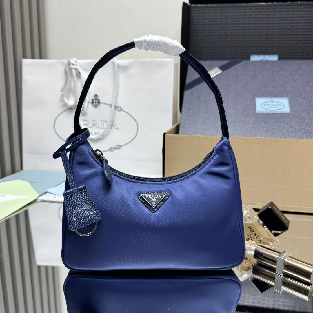 原单普拉达女包|高仿普拉达女包|精仿普拉达女包|一比一普拉达女包 顶级原单 Prada最新爆款升级版银色五金HOBO 肯豆同款女士尼龙单肩包 型号 1NE515 采用进口原厂降落伞布料 轻便又实用的Hobo腋下包 超级简单又耐看 小/轻便/能装/好搭/的时髦腋下包 又可手拎 超级无敌好用 目前是明星们最火爆一款包包 难道你不心动吗 女士们赶紧哦 尺寸 长23cm高13cm底5cm