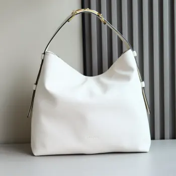 秋冬系列, Gucci Beatrix系列手袋采用黑色牛皮革材质匠心打造配以饰标志性马衔扣细节肩带 为休闲廓形添注品牌内涵 金色调配件更添精致质感 内里设有一个拉链口袋 确保日常用品安全放置 兼具优雅设计与实用性能 轻松容纳日常必需品 黑色柔软光面牛皮革金色调配件黑色棉麻混纺衬里肩带饰马衔扣细节内部 拉链袋可调节肩带高度 26厘米 - 33厘米 长度 94厘米型号 850546 尺寸 40厘米 宽 x 36厘米 高 x 12厘米 深 重量 约1千克颜色 黑色全皮 意大利创作