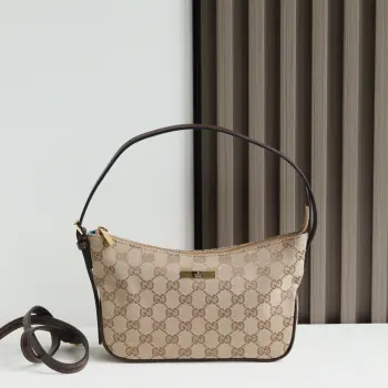 Generation Gucci系列深入探索品牌的典藏元素将不同年代的设计融合成一种美学叙事 GG牛仔布为精致廓形增添品牌标志性元素 例如这款肩背包通过品牌标识徽牌将日常风格提升至新的高度 深蓝色水洗GG牛仔布深蓝色皮革滚边钯色金属配件Gucci牌匾蓝色尼龙衬里内部 1个拉链口袋提手下垂 10-24厘米 长度 55厘米可拆卸和可调节皮革肩带下垂 40-52厘米 长度 95-116厘米拉链封口型号 874743 尺寸 22厘米 宽 x 14厘米 高 x 5.5厘米 深 颜色 杏色/杏布 意大利创作