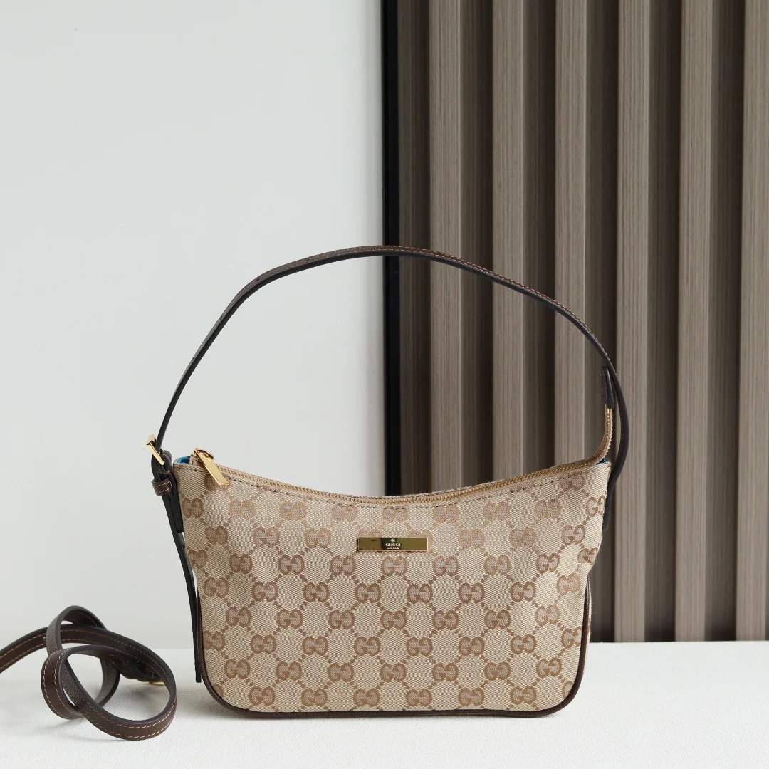 Generation Gucci系列深入探索品牌的典藏元素将不同年代的设计融合成一种美学叙事 GG牛仔布为精致廓形增添品牌标志性元素 例如这款肩背包通过品牌标识徽牌将日常风格提升至新的高度 深蓝色水洗GG牛仔布深蓝色皮革滚边钯色金属配件Gucci牌匾蓝色尼龙衬里内部 1个拉链口袋提手下垂 10-24厘米 长度 55厘米可拆卸和可调节皮革肩带下垂 40-52厘米 长度 95-116厘米拉链封口型号 874743 尺寸 22厘米 宽 x 14厘米 高 x 5.5厘米 深 颜色 杏色/杏布 意大利创作